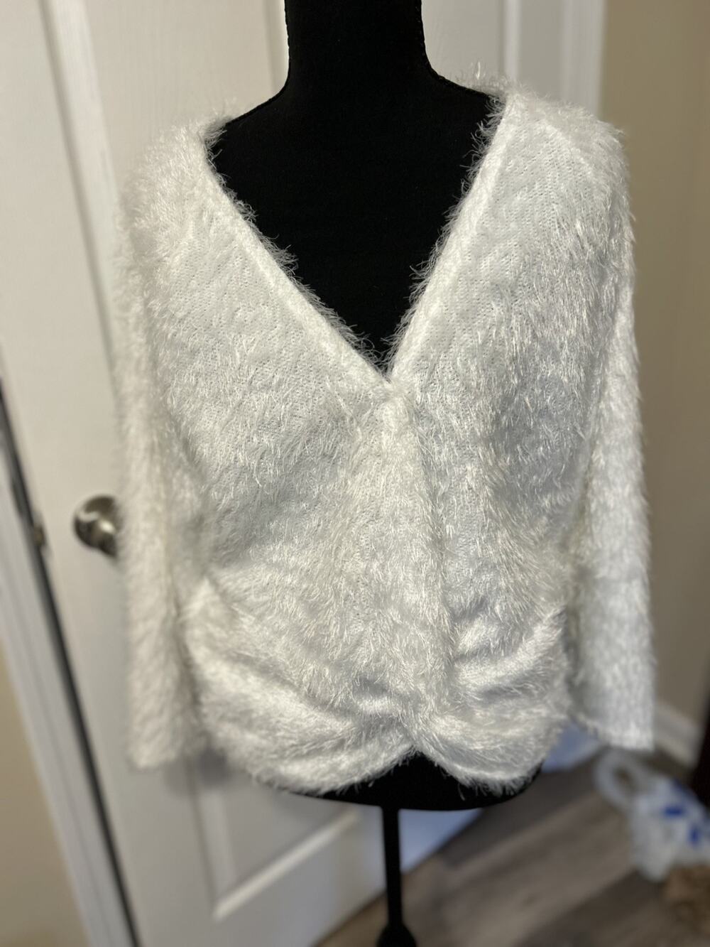 NWT Jennifer Lopez Women's White Fuzzy Twist Front Sweater Size Medium